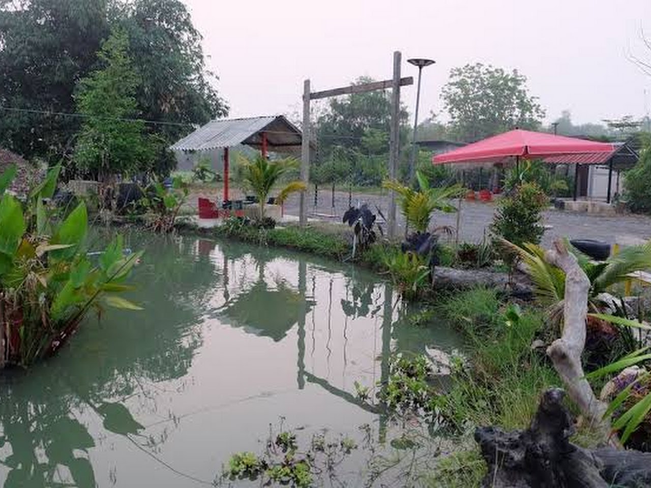 ห้องพักรีโนเวตใหม่พร้อมระเบียงของ November Garden Pool Villa ชัยนาท