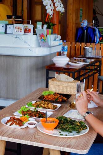 ห้องพักและระเบียงบ้านพักกลางทุ่งนาในย่านบ้านดอนตูม อำเภอวัดสิงห์ ชัยนาท
