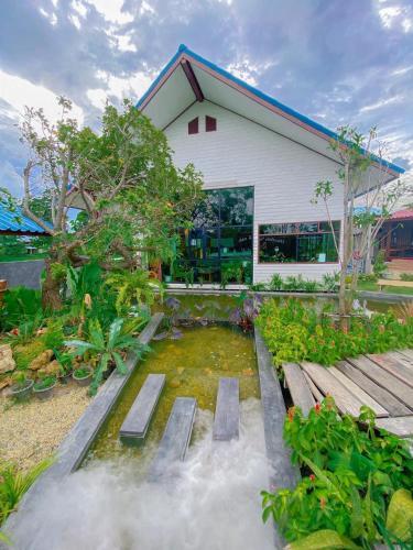 บรรยากาศสวนและร้านอาหารของยายศรีโฮมแอนแคมป์ปิ้ง กลางทุ่งนาวัดสิงห์