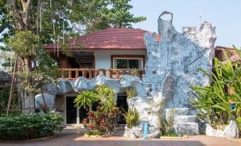 ห้องพักตกแต่งธีมถ้ำและหินของ Suwanna Riverside Resort ชัยนาท