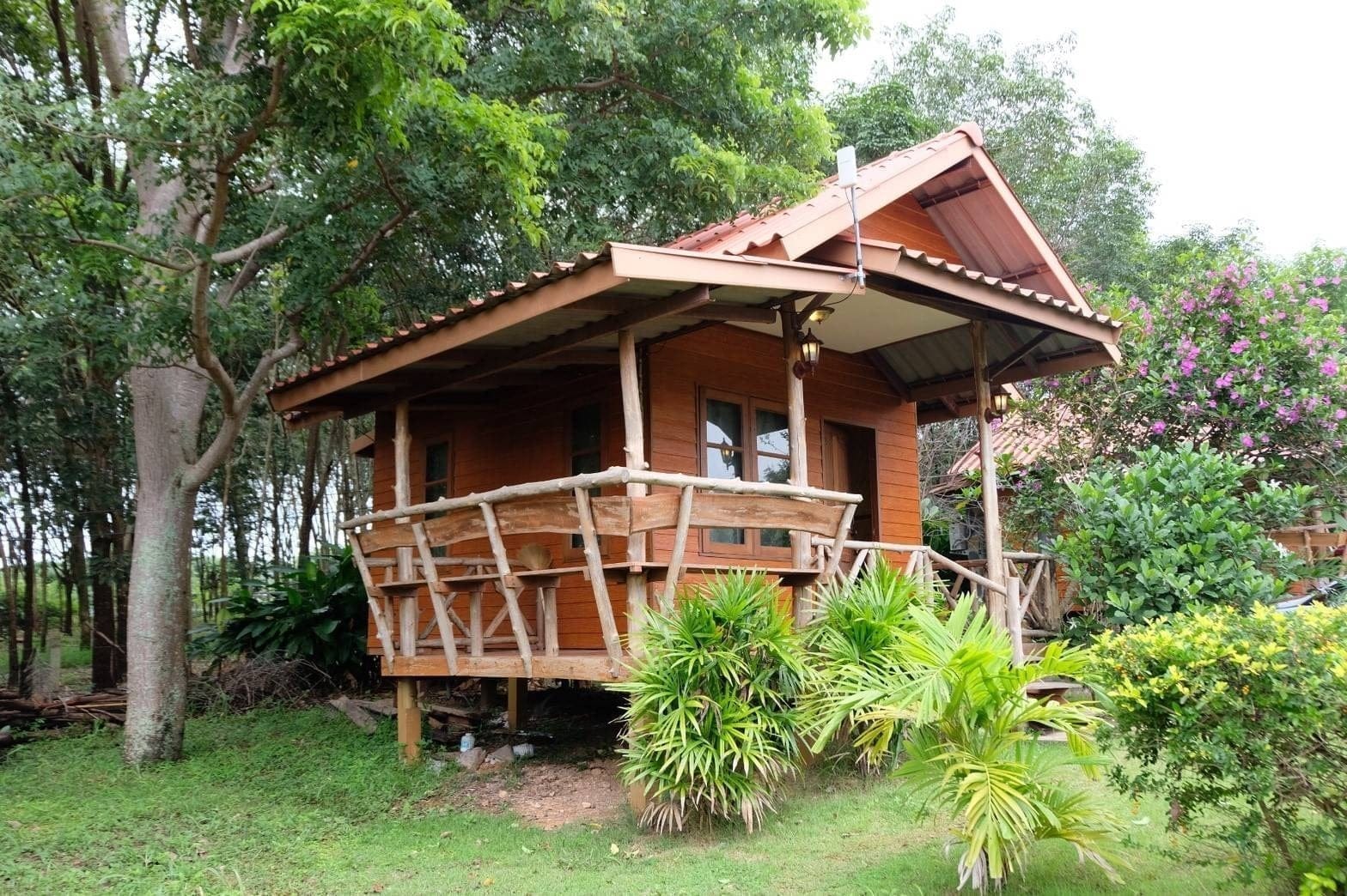 บรรยากาศสวนและร้านกาแฟด้านหน้าของ บ้านไร่ภูไพลิน รีสอร์ท ท่าหินโงม