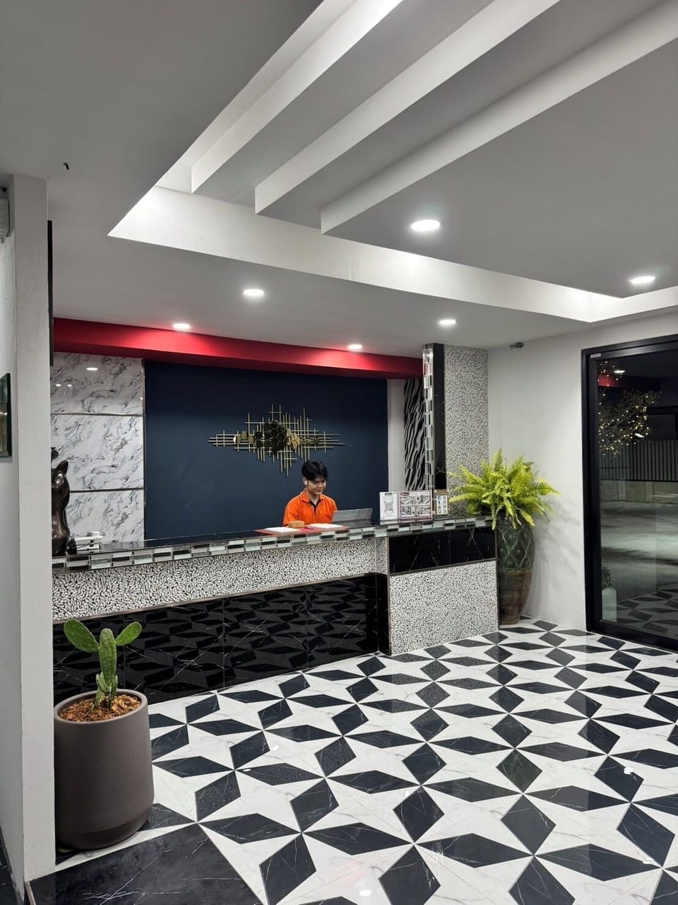 อาคารด้านนอกของ Grand Pruksasiri Hotel แกรนด์พฤกษาสิริ ในเมืองชัยภูมิ