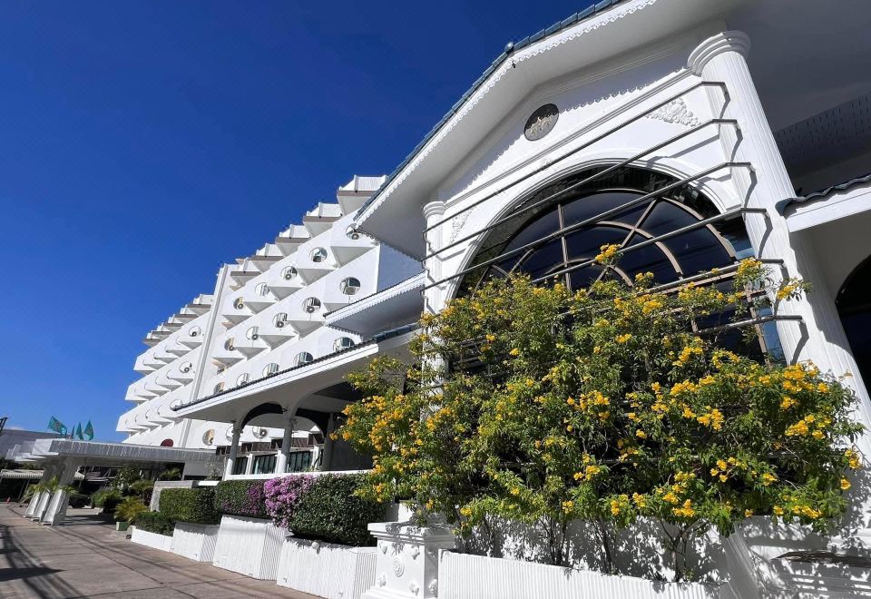 อาคารด้านนอกของ Lertnimit Hotel โรงแรมเลิศนิมิตร ใจกลางเมืองชัยภูมิ