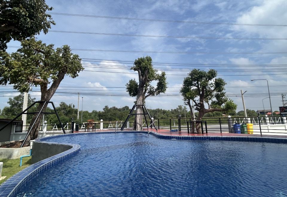 สระว่ายน้ำกลางแจ้งของ Na Care Hotel ชัยภูมิ