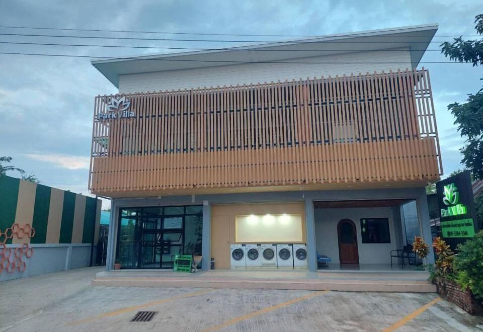 มุมห้องและครัวเล็กในห้องพักของ Park Villa Chaiyaphume ชัยภูมิ