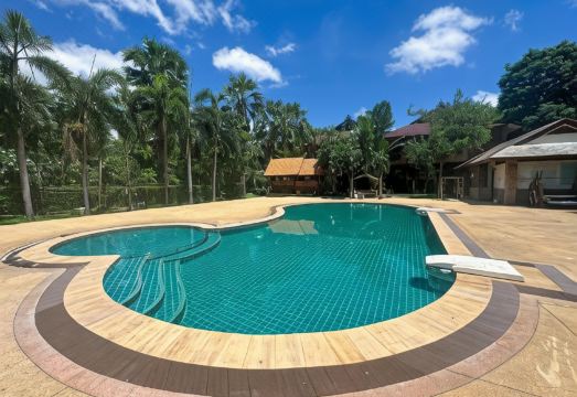 สระว่ายน้ำกลางแจ้งของ Siam River Resort ชัยภูมิ ล้อมรอบด้วยสวน