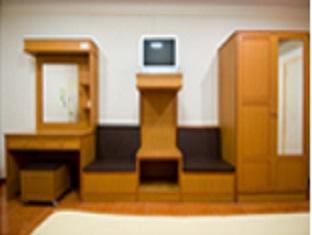 ห้องพักของ Tonkhoon Hotel ชัยภูมิ พร้อมมุมโต๊ะทำงาน