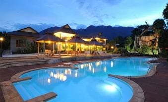 ลำธารน้ำใสไหลผ่าน Akantuka Homestay จันทบุรี กลางหุบเขาอำเภอมะขาม เล่นน้ำได้