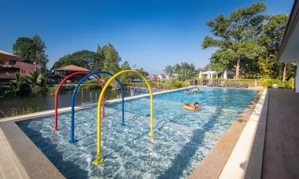 สระว่ายน้ำกลางแจ้งท่ามกลางสวนร่มรื่นของ Baan Imm Sook Resort หาดเจ้าหลาว จันทบุรี