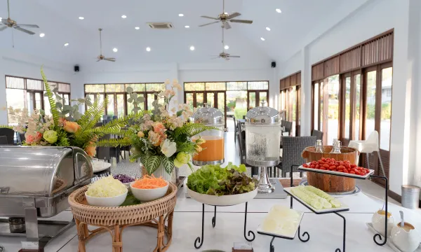 ร้านอาหาร Rusenjhan ของ Baan Imm Sook Resort บรรยากาศริมทะเลโทนอบอุ่น