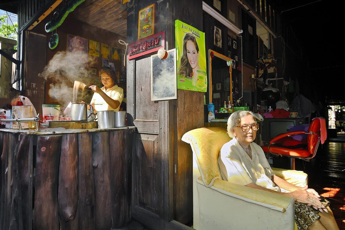 ห้องพักตกแต่งย้อนยุคด้วยเฟอร์นิเจอร์ไม้และของสะสมเก่าใน Baan Luang Rajamaitri