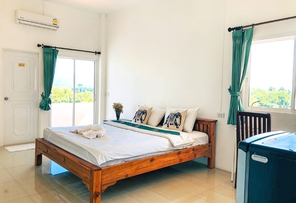 อาคารและมุมส่วนกลางของ Baanlugchange Hotel บ้านลูกช้าง จันทบุรี โทนสบายตาเรียบง่ายในย่านเงียบสงบ