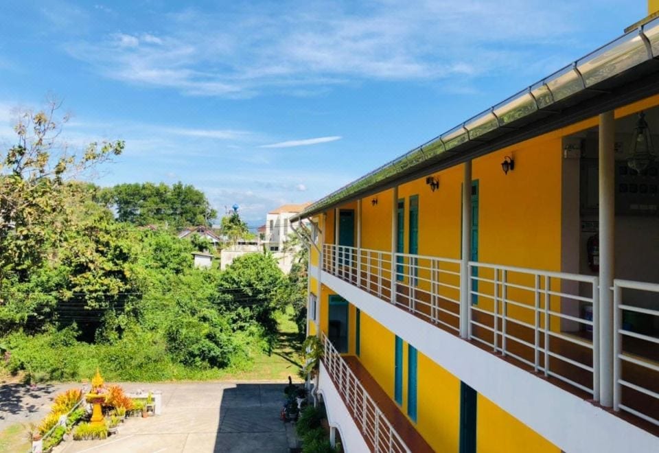 ระเบียงและลานนั่งเล่นของ Baanlugchange Hotel จันทบุรี มองวิวเมืองและเขาในบรรยากาศเงียบสงบ