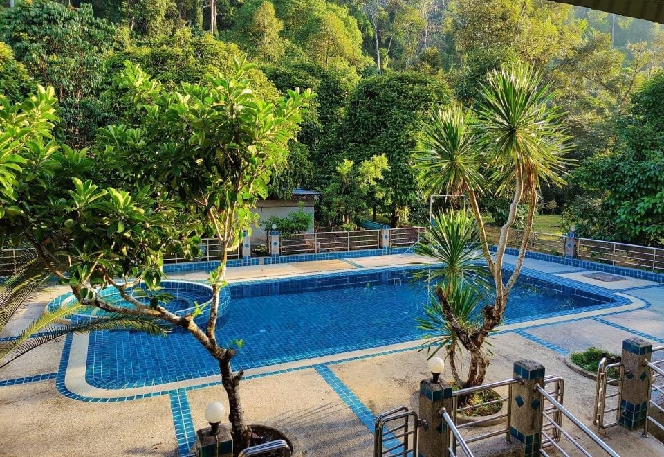 บรรยากาศสวนและอาคารพักของ Baansuanrudee Resort บ้านสวนฤดี ตรอกนอง จันทบุรี
