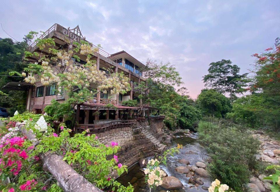 สระว่ายน้ำกลางแจ้งท่ามกลางสวนของบ้านสวนฤดี รีสอร์ท ตรอกนอง อ.ขลุง