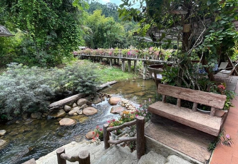 มุมพักผ่อนและพื้นที่สวนร่มรื่นของบ้านสวนฤดี รีสอร์ท ใกล้น้ำตกตรอกนอง จันทบุรี