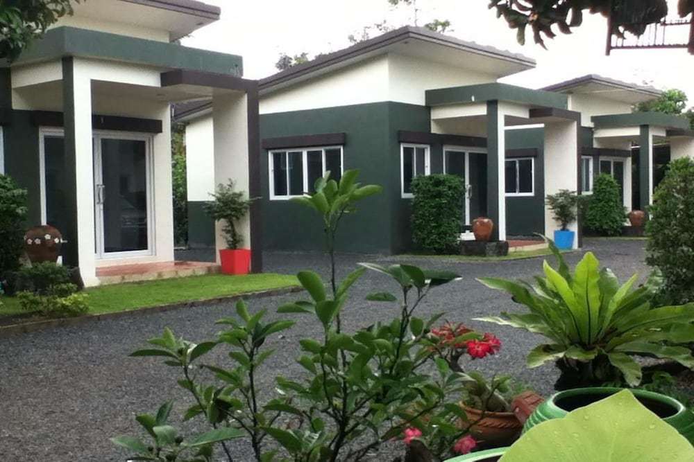 ห้องพักของ Bai Pai Resort พร้อมระเบียงนั่งเล่นมองออกไปเห็นสวน