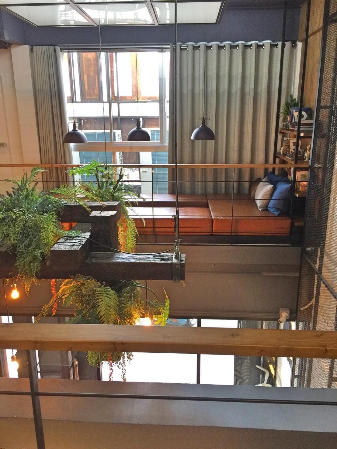 ห้องพักส่วนตัวของ Bedgasm Hostel จันทบุรี ตกแต่งสไตล์มินิมอลสะอาดตา เตียงนุ่มและปลั๊กชาร์จหลายจุด