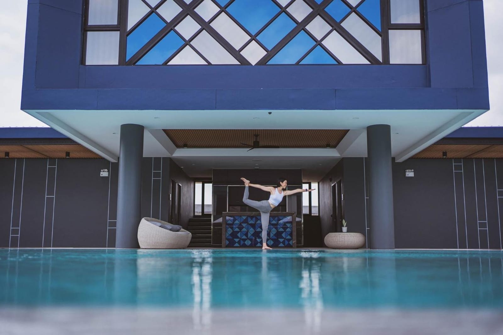 ล็อบบี้และพื้นที่ส่วนกลางของ Blue Rabbit Hotel จันทบุรี ตกแต่งมินิมอลโทนฟ้า-ขาวสบายตา