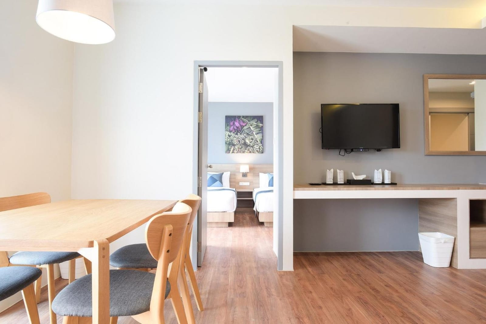 ห้องพักของ Blue Rabbit Hotel ตกแต่งสะอาดเรียบโทนฟ้าอ่อนพร้อมเตียงนุ่ม