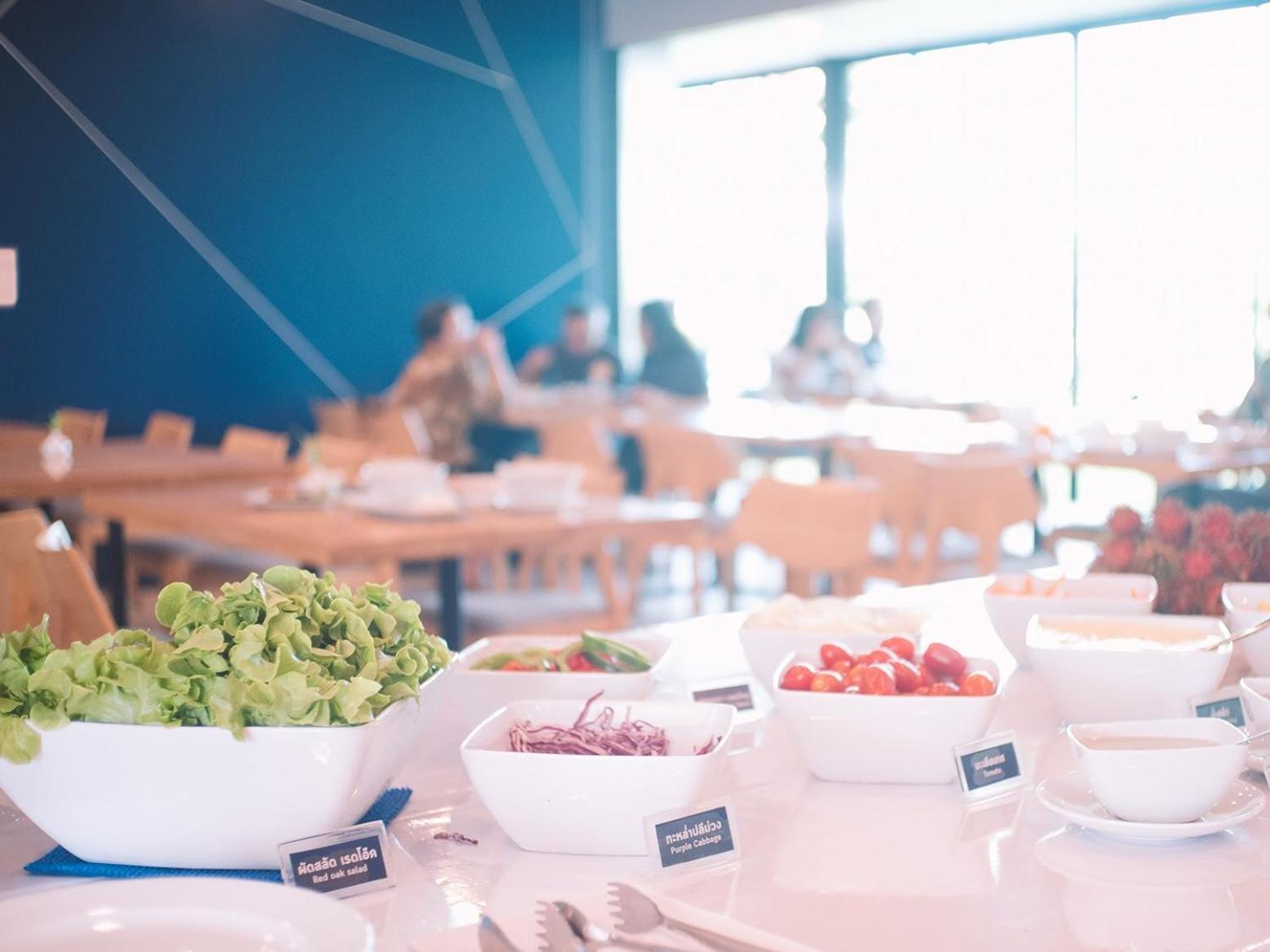 มุมสิ่งอำนวยความสะดวกของ Blue Rabbit Hotel จันทบุรี โทนฟ้าขาวดูใหม่และเป็นระเบียบ