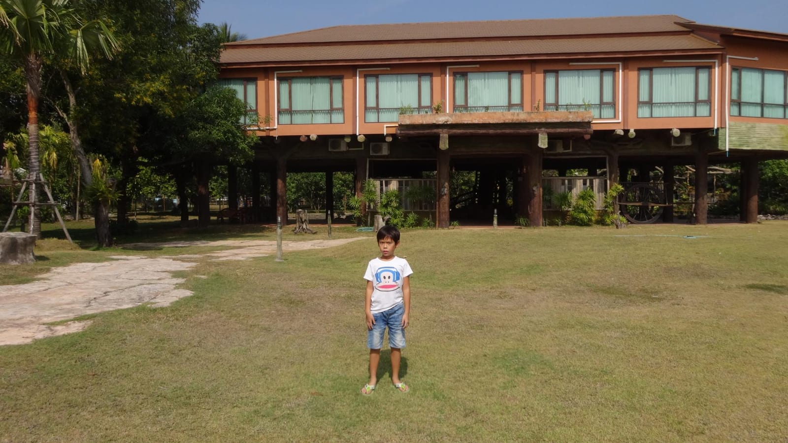 บรรยากาศริมน้ำของ Blues River Resort จันทบุรี จุดปากแม่น้ำที่ไหลออกทะเลย่านหาดเจ้าหลาว