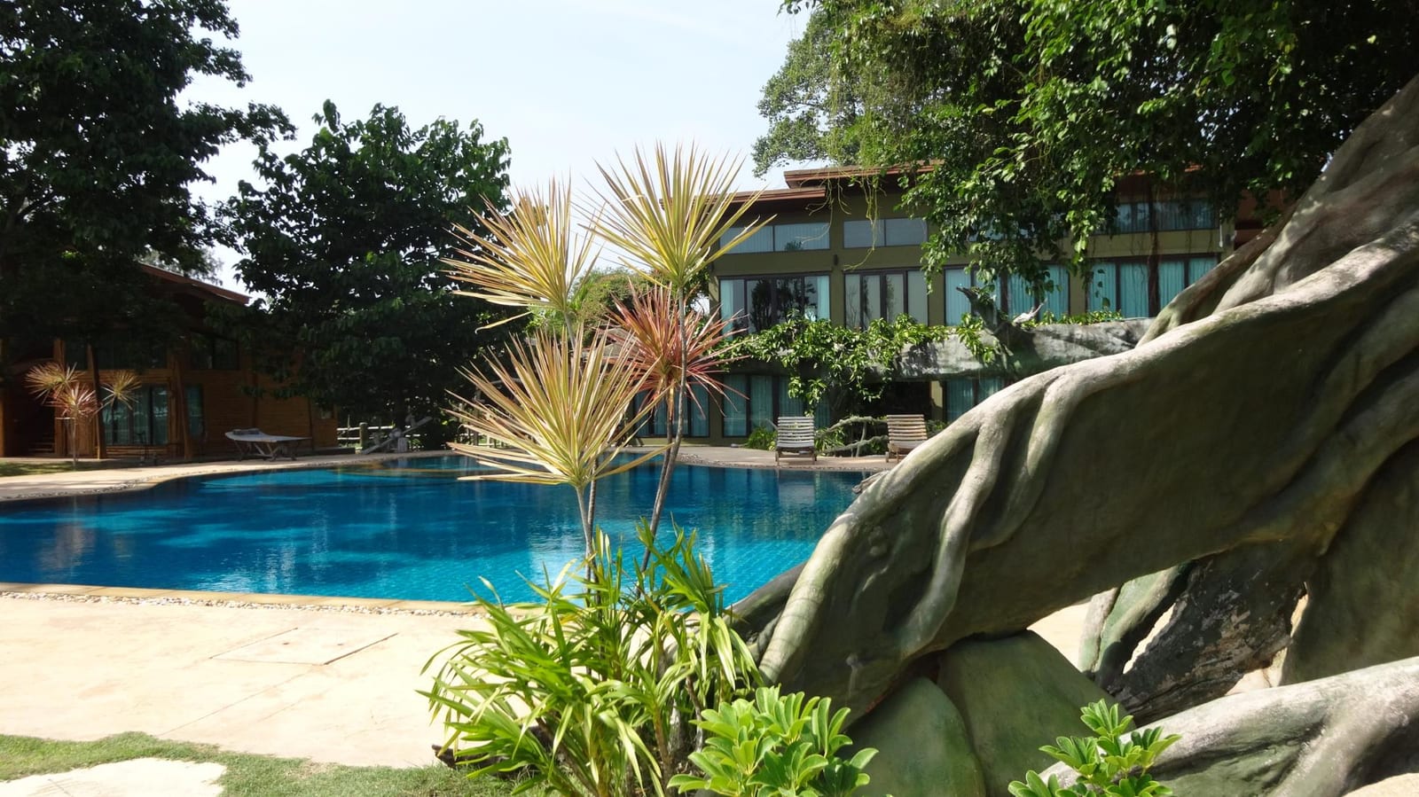สระว่ายน้ำกลางแจ้งพร้อมสไลเดอร์น้ำของ Blues River Resort เหมาะกับครอบครัวที่พาเด็กมาพัก