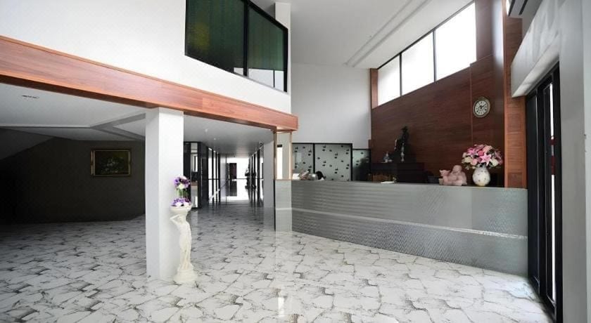 ห้องพักของ Chanthaburi Center ตกแต่งเรียบง่ายสะอาดตา โทนสว่าง ใจกลางเมืองจันทบุรี