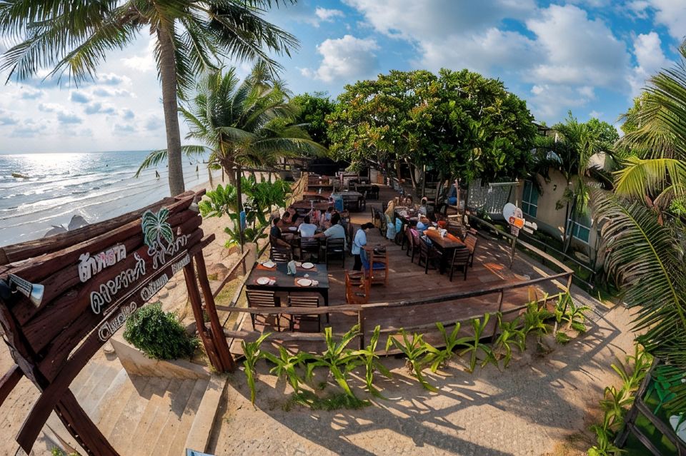 สระว่ายน้ำอินฟินิตี้ของ Chaolao Cabana Resort ขอบสระต่อเนื่องกับทะเลหาดเจ้าหลาว