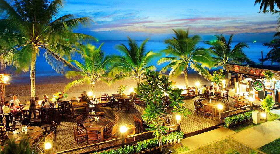 ห้องพักและระเบียงมองออกทะเลของ Chaolao Cabana Resort หาดเจ้าหลาว