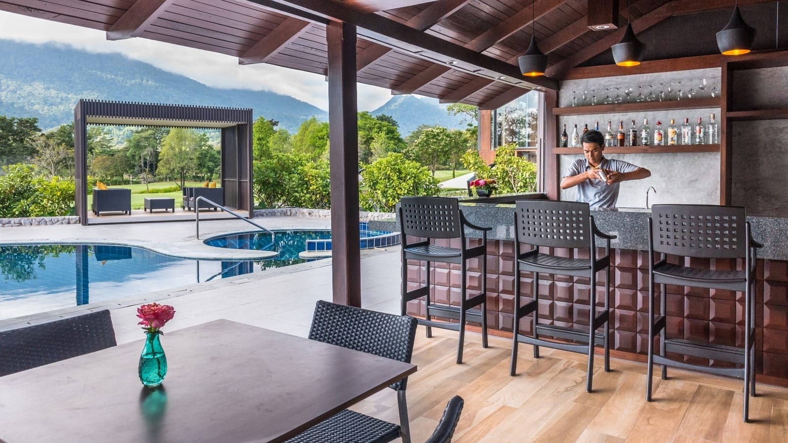 สระว่ายน้ำกลางแจ้งและ Pool Bar ของ Chatrium Golf Resort Soi Dao วิวภูเขาเชิงเขาสอยดาว