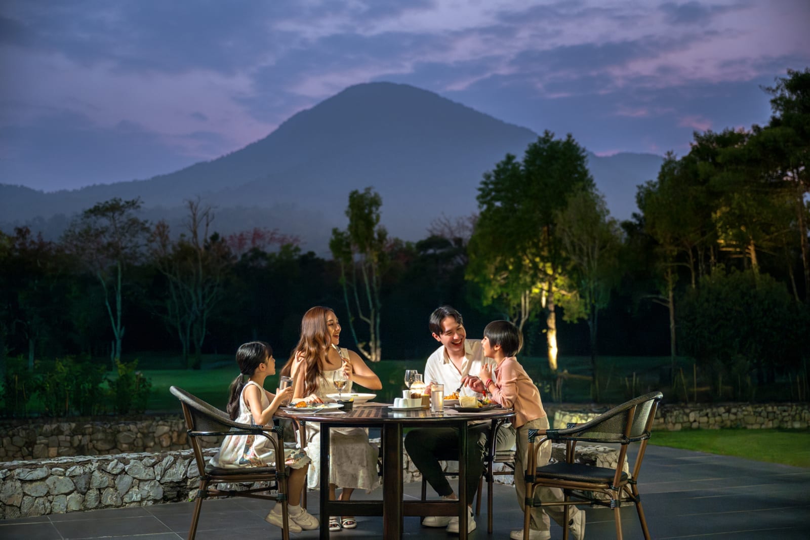 ร้านอาหาร Soi Dao Restaurant ของ Chatrium Golf Resort มองเห็นสนามกอล์ฟและเทือกเขา