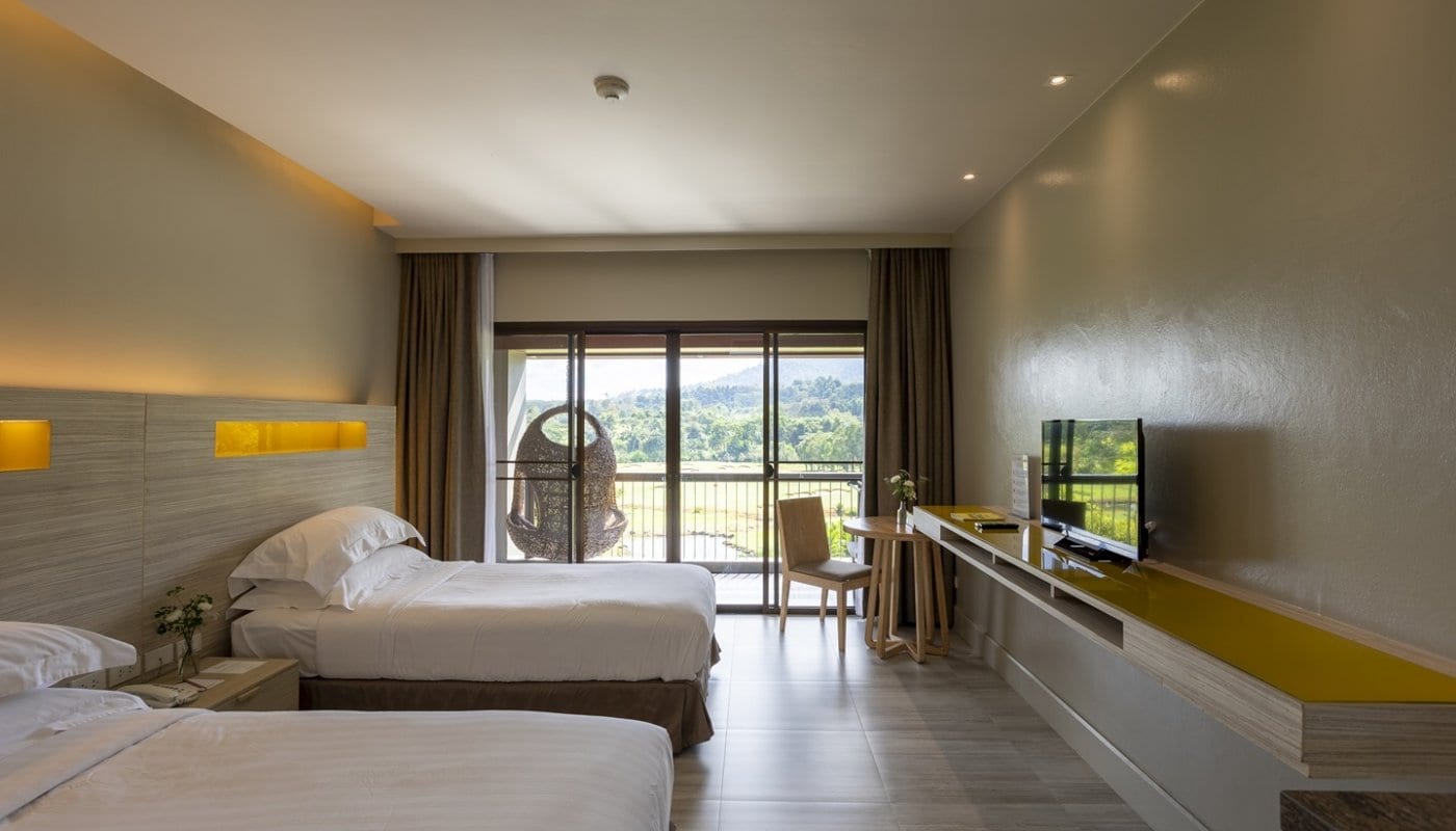 ห้องพักวิวภูเขาของ Chatrium Golf Resort Soi Dao ตกแต่งโทนอบอุ่นพร้อมหน้าต่างบานใหญ่