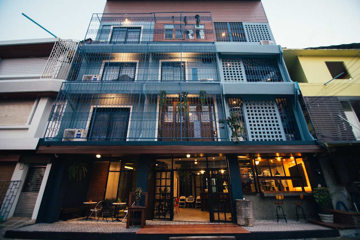 ห้องพักส่วนตัวของ Chernchan Hostel จันทบุรี เตียงสะอาด ดีไซน์เรียบสไตล์โฮสเทลบูทีค