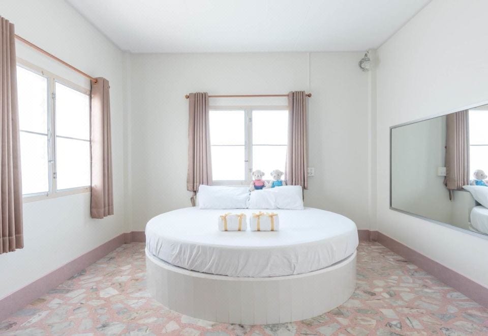 ห้องพักปรับอากาศของ Chimphli Hotel ตกแต่งเรียบง่าย สะอาดตา พร้อมทีวีจอแบน
