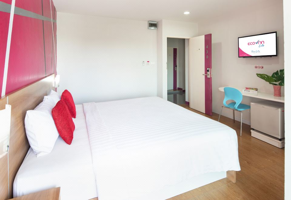 ห้องพักของ Eco Inn Lite Chanthaburi ตกแต่งเรียบง่าย เตียงนุ่ม ผ้าปูสะอาด