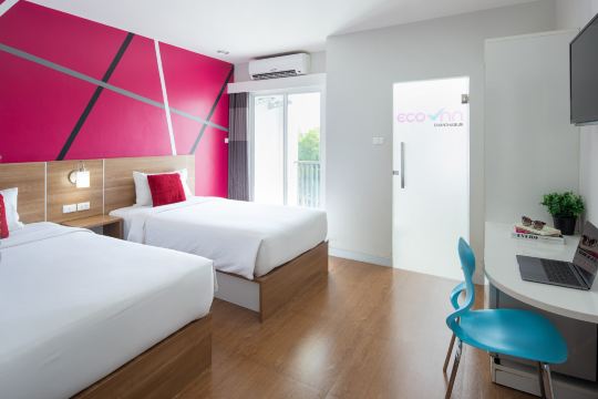 มุมห้องพักและโต๊ะทำงานของ Eco Inn Lite จันทบุรี พร้อมทีวีจอแบน