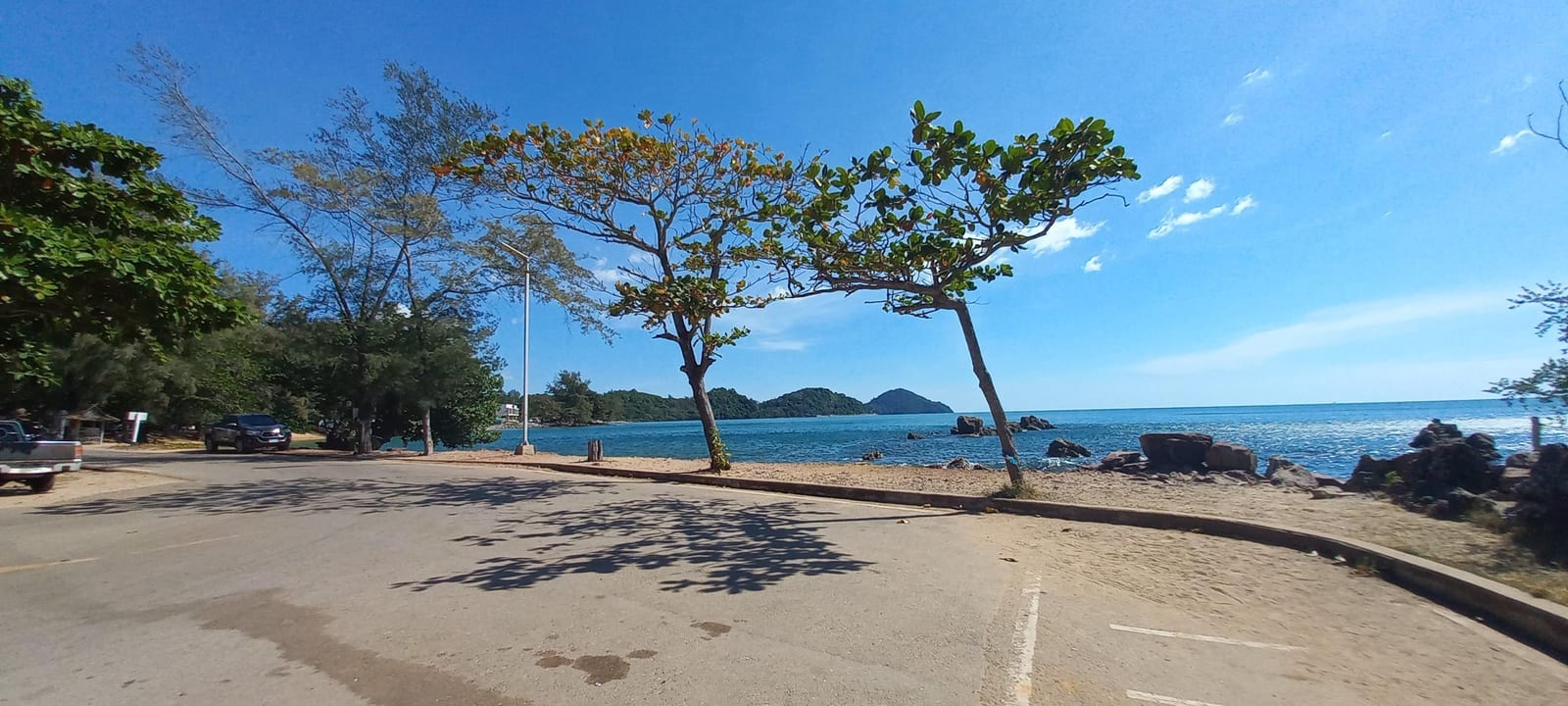 สวนป่าและทางเดินของ Faasai Resort & Spa จันทบุรี ร่มรื่นด้วยต้นไม้ใหญ่