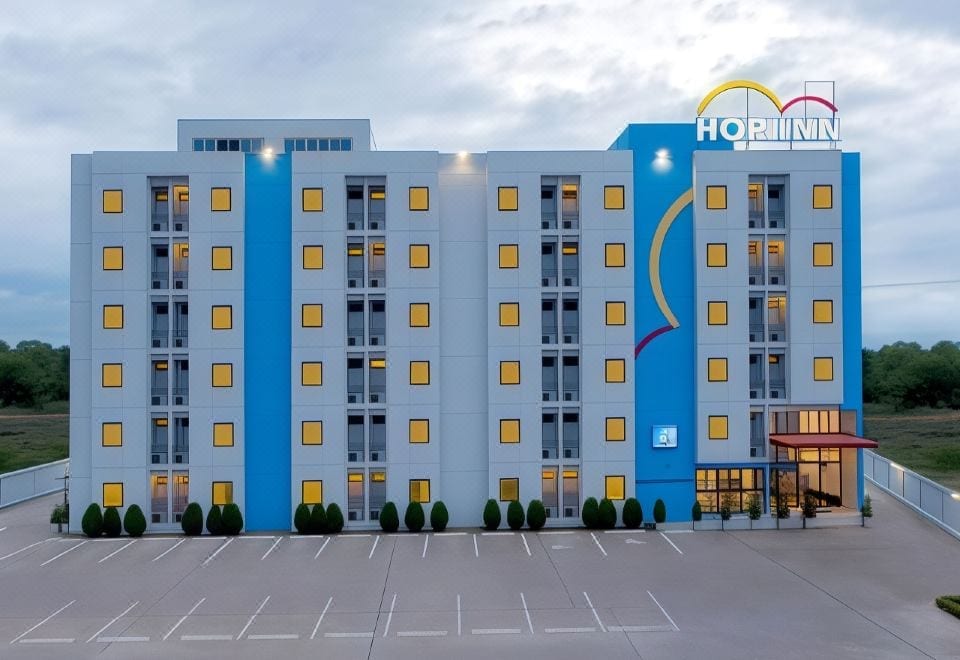 ห้องพักมาตรฐานของ Hop Inn Chanthaburi ตกแต่งเรียบโทนสว่าง เตียงคู่และโต๊ะทำงานเล็ก