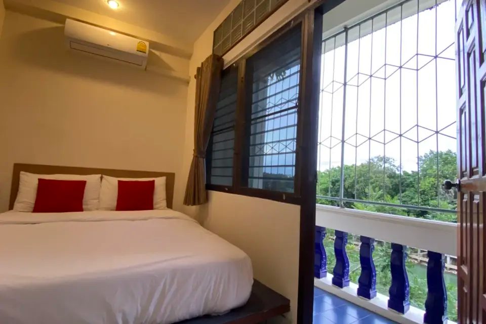 บรรยากาศตรอกเมืองเก่าในย่านชุมชนริมน้ำจันทบูร ใกล้ Traveller Hostel Chanthaburi