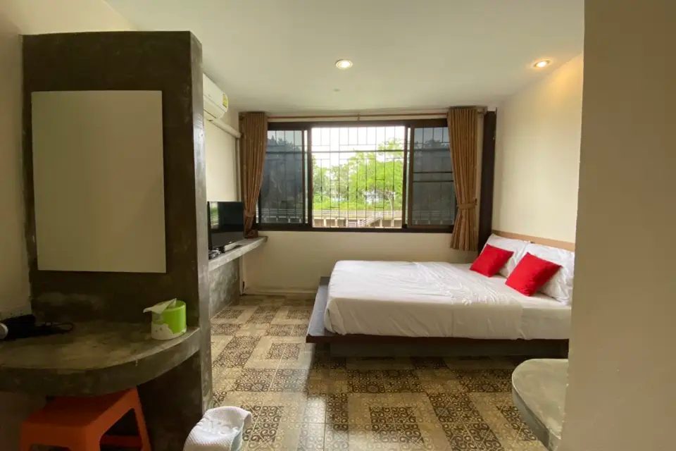 ห้องพักขนาดกะทัดรัดของ Laluna River House จันทบุรี ตกแต่งเรียบง่าย