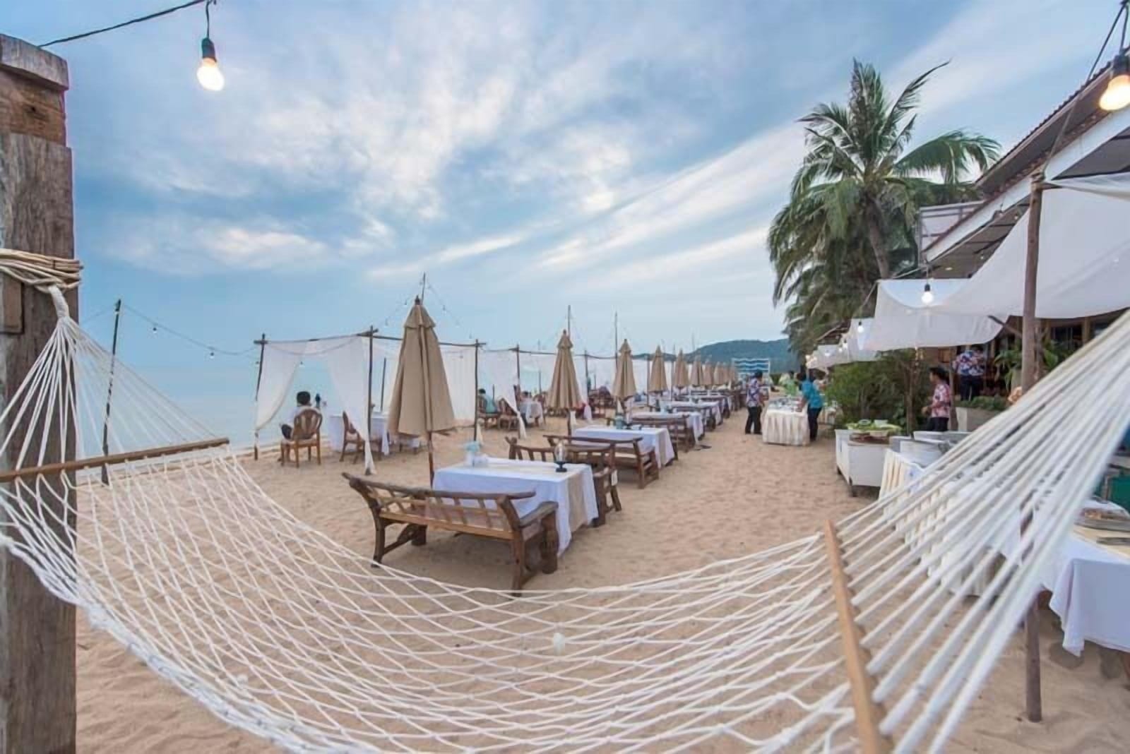 หาดแหลมเสด็จ/เจ้าหลาวหน้ารีสอร์ท Maldives Beach Resort ทรายขาวและน้ำทะเลใส