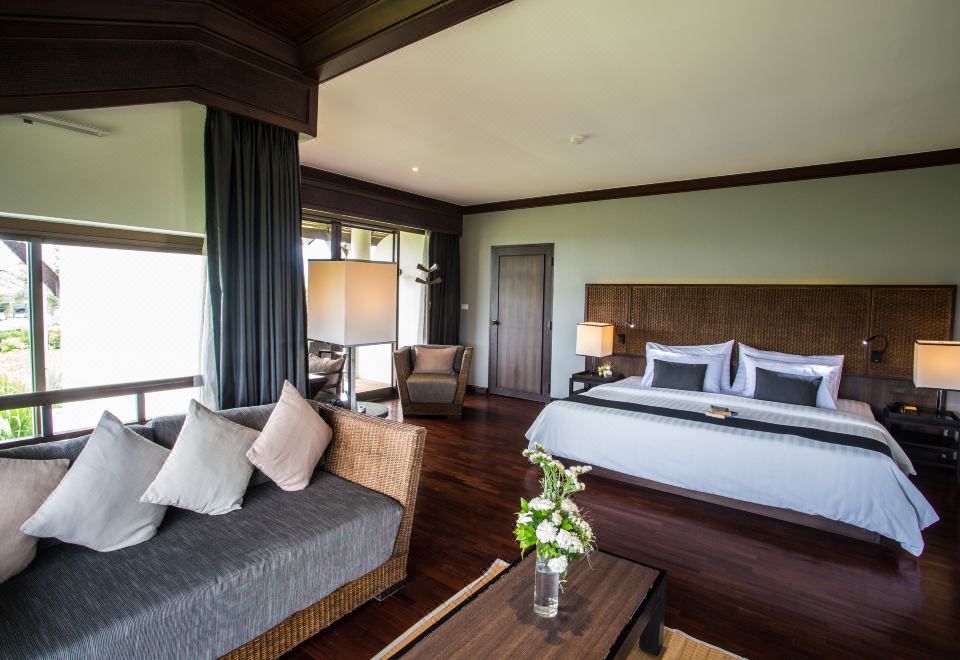 สระว่ายน้ำกลางแจ้งขนาดใหญ่ของ Maneechan Resort จันทบุรี ล้อมรอบด้วยสวนเขตร้อน