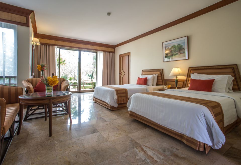สวนเขตร้อนและบ่อน้ำร่มรื่นในพื้นที่ของ Maneechan Resort กลางเมืองจันทบุรี