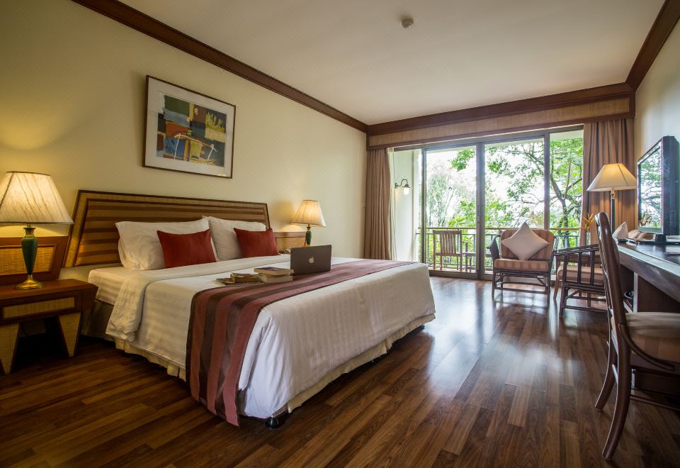 ห้องพักและระเบียงมองออกสวนของ Maneechan Resort จันทบุรี