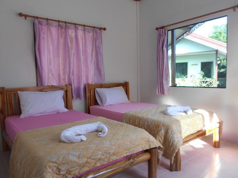 บังกะโลบ้านสีสันและสวนร่มรื่นของ Na Chan Resort ณ จันท์ รีสอร์ท กลางเมืองขลุง จันทบุรี