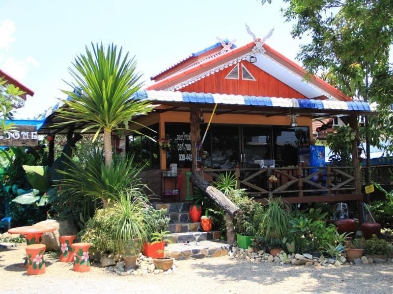 ห้องพักและระเบียงบังกะโลของ Na Chan Resort เมืองขลุง จันทบุรี