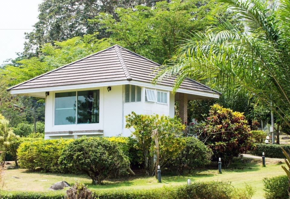 สระว่ายน้ำกลางแจ้งของ The Natural Garden Resort ท่ามกลางสวนผลไม้และวิวภูเขา