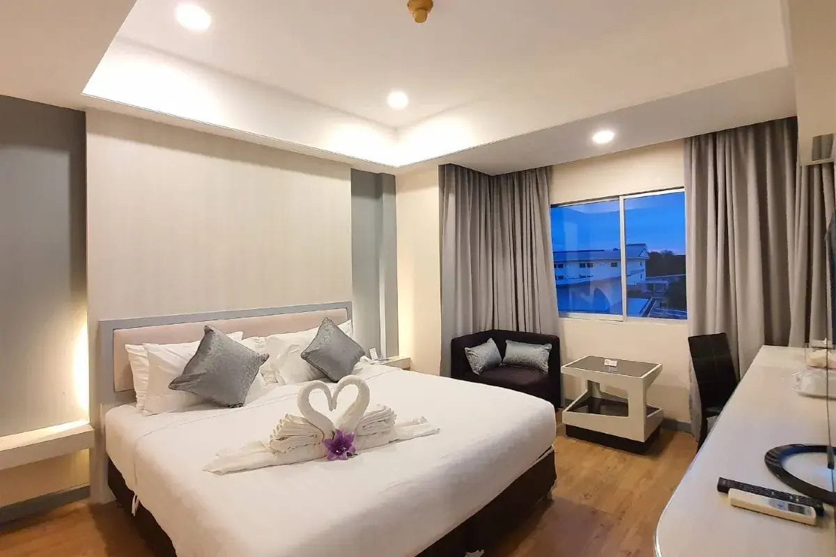 ห้องพักของ New Travel Lodge Hotel จันทบุรี ที่ผ่านการรีโนเวต โทนสบายตาพร้อมเตียงและสิ่งอำนวยความสะดวกครบ