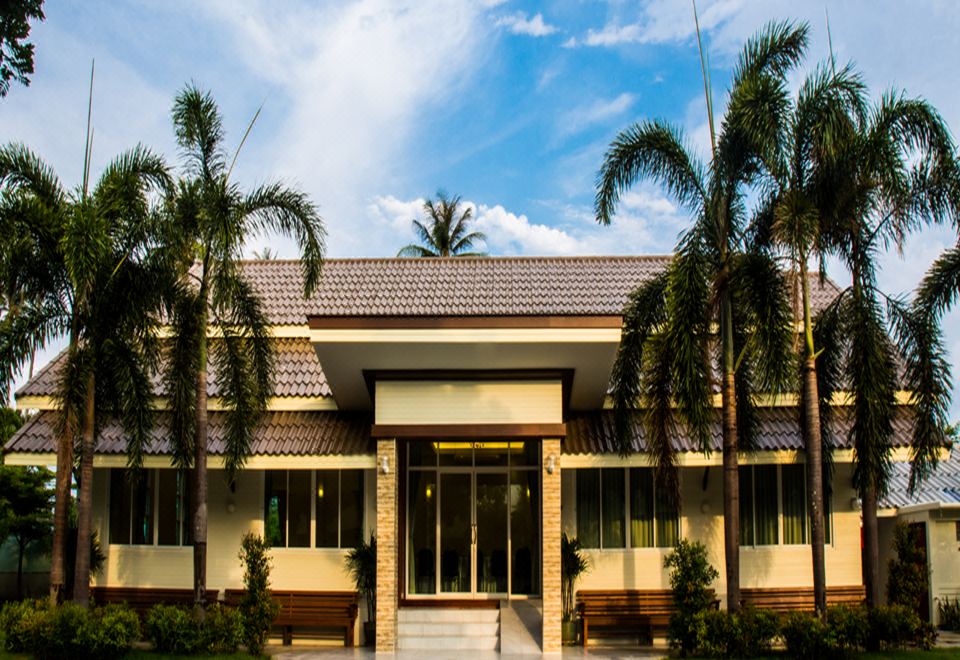 ห้องพักของ Nisasiri Boutique Resort จันทบุรี ตกแต่งโทนอบอุ่น มีระเบียงส่วนตัว